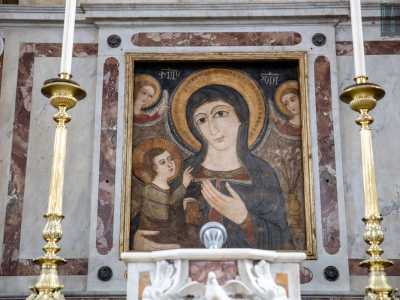  Sopra l�altare � posta una tavola ritraente la Madonna della Porta 